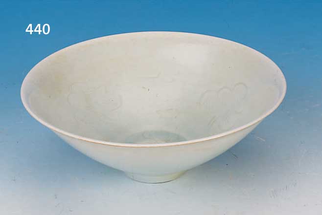 GROSSE KUMME, CHINA, SONG-DYNASTIE, 970-1279 N. CHR., WEISSER KERAMIKSCHERBEN, SOG. PRO- TOPORZELLAN, MIT SEHR SCHöNER QINGBAI-GLASUR, IN DER ...