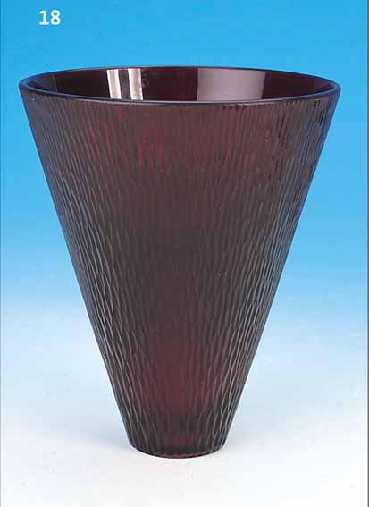 BECHERVASE "BATTUTO", VENINI MURANO, ENTWURF CARLO SCARPA, 1940, RUBINGLAS, UMLAUFEND IM LäNGLICHEN HAMMERSCHLIFF DEKORIERT, SIGN., ...