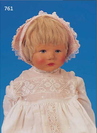 PUPPE, KäTHE KRUSE, 50ER JAHRE, SEHR FEIN BEMALTES GESICHT MIT TRAURIGEM AUSDRUCK, BLONDE PERüCKE, GESTOPFTER STOFF- KöRPER, ...