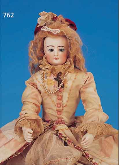 MODEPUPPE, TYP F. GAULTIER, UM 1910-15, PORZELLANKOPF FEIN BUNT BEMALT, GESCHLOSSENER MUND, EINGESETZTE BLAUE GLASAUGEN, BLONDE ...