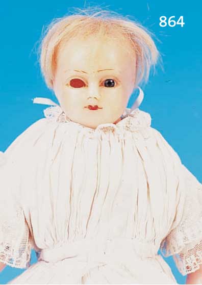 WACHSPUPPE, DEUTSCH, UM 1890, KOPF, UNTERARME UND -BEINE WACHS BUNT BEMALT, EINGESETZTE GLASAUGEN, GESCHL. MUND, BLONDE MOHAIRPERÜCKE, H. CA. 44 ...