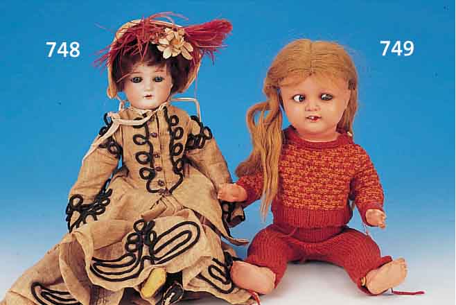 PORZELLANKOPFPUPPE, DEUTSCH, UM 1910-15, BEZ.: MABEL, FüR DEN ENGL. MARKT GEMACHT, BRUSTPLATTENKOPF, OFFENER MUND MIT VIER ZäHNEN ...