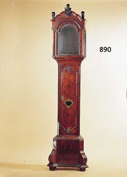 STANDUHRGEHäUSE, ENGLAND, UM 1780-1810, GESPIEGELTES WURZELNUSSFURNIER, SäULEN MIT KORINTHISCHEN KAPITELLEN, SCHLOSS, KUGELN UND ...
