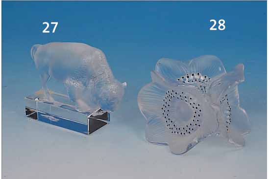 SKULPTUR, LALIQUE, NEUERE PRODUKTION, BISON AUF SOCKEL, TEILMATTIERT, UNSIGNIERT, H. CA. 10 CM