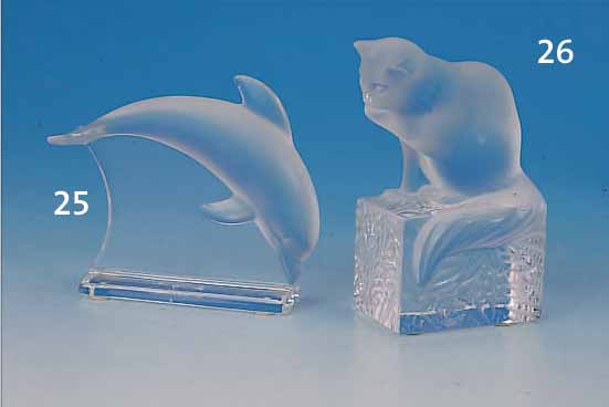 SKULPTUR, LALIQUE, NEUERE PRODUKTION, FARBLOSES MATTIERTES PREßGLAS, KATZE AUF SOCKEL, UNSIGNIERT, H. CA. 13 CM