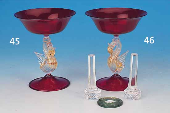 3-TEIL. KONVOLUT LALIQUE, NEUERE PRODUKTION, ANHäNGER GRüNES GLAS IN FORM EINES KRANZES, D. CA. 4.5 CM, ZWEI TEILE FARBLOSES GLAS, MIN.BEST., H. ...