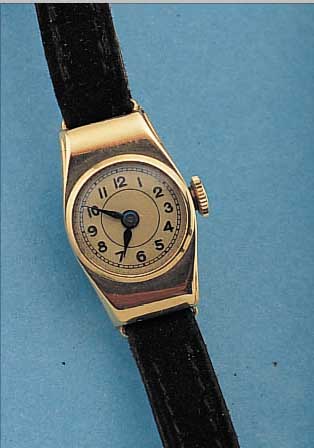 BEHA DAMENARMBANDUHR, REF.-NR. 37911, DEUTSCHLAND UM 1937, GG 585/000, TONNENFORM, SCHARNIERBODEN, 2-FARB. VERG. BLATT, GEBL. STAHLZEIGER, ...
