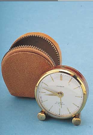 HUBER ETUI/REISEWECKER, REF.-NR. 7850, DEUTSCHLAND/SCHWEIZ UM 1950, MESSING VERG., CHINALACK, LEDERSCHUTZHüLLE, 8-TAGEWERK, BLATT ...