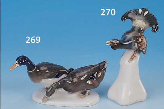 SKULPTUR, GOEBEL, UM 1935, PORZELLAN, AUERHAHN AUF BAUMSTUMPF, BUNT BEMALT, H. CA. 12,5 CM
