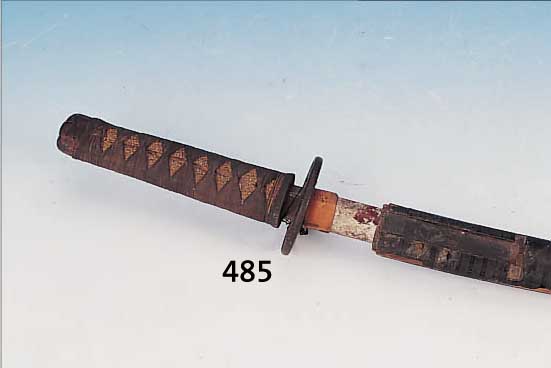 WAKIZASHI (JAP. KURZSCHWERT), BRONZETSUBA UND GRIFF 18. JH., KLINGE UND SCHEIDE 19. JH., KLINGE STARK KORRODIERT UND SCHARTIG, L. ...