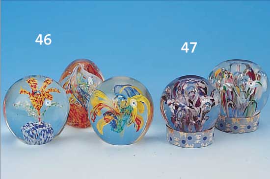 ZWEI PAPERWEIGHTS, TSCHECHIEN, UM 1910, , FARBLOSES GLAS MIT BUNTEN EINSCHMELZNGEN UND EINGESTOCHENEN LUFTBLASEN, ABRIß IN WACHS ...