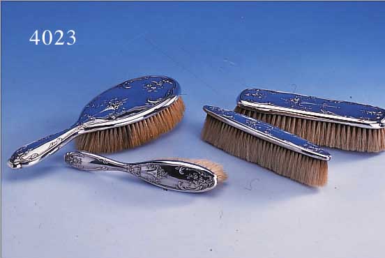 4-TEILIGES BüRSTENSET, FRANKREICH UM 1890 950ER SILBER, MEISTERMARKE IN RAUTE NICHT IDENTIFIZIERT, KLASSIZISTISCHER DEKOR MIT ROSEN UND ...