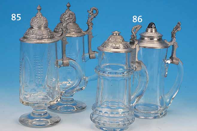 PAAR BIERKRüGE, DEUTSCH, DATIERT 1906, FARBLOSES GESCHLIFFENES GLAS, RELIEFIERTER ZINNDECKEL MIT WIDMUNG, H. JE CA. 26 CM