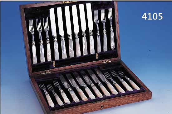 DESSERTBESTECK FüR 12 PERSONEN, ENGLAND UM 1870/80, GEBR.-TEILE METALL VERSILBERT, GRAVIERT, GRIFFE PERLMUTT MIT FLORALEN ENDEN, 1 ...