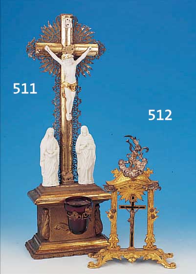 VOTIVKREUZ, FRANKREICH, UM 1870, SPRITZGUß Z.T. VERGOLDET, REICHER ROCAILLEN- DEKOR, ALTERSBEDINGT LEICHT KORR., H. CA. 28.5 CM