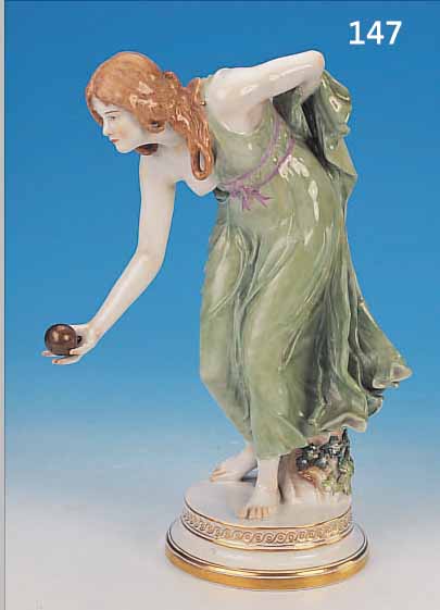 PORZELLANFIGUR, MEISSEN, DIE KUGELSPIELERIN, AUSFORMUNG UM 1905/06, ENTWURF SCHOTT UM 1896, BUNTE BEMALUNG VON HERVORRAGENDER QUALI-TäT, ...