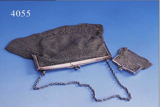 ABENDTASCHE UND PORTEMONNAIE, DEUTSCH UM 1900, 800ER SILBER, TASCHE MIT LEDERINNEN- FUTTER, 2 SAPHIRCABOCHONS ALS DRüCKER, TRAGE- KETTE, H ...