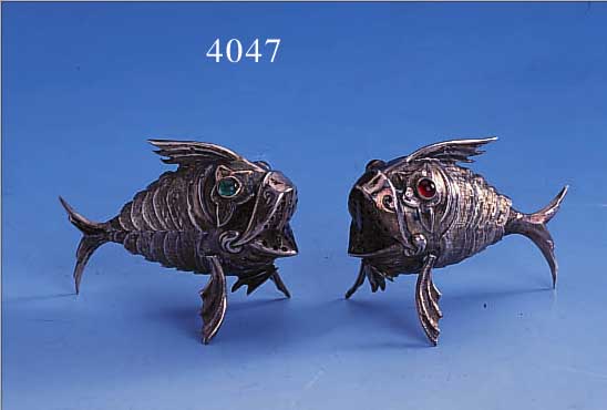 2 SALZ/PFEFFERSTREUER IN FISCHFORM, SPANIEN CA. 30/40ER JAHRE, HINTERTEIL BEWEGLICH, AUGEN AUS GRüNEM UND ROTEM GLAS, ZISELIERT, L. CA. 7.5 ...
