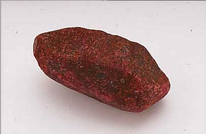RUBIN KRISTALL LEICHT ABGEROLLT, DIE KRISTALLFORM IST SEHR GUT ZU ERKENNEN, ALS CABOCHON HäTTE DIESER STEIN SICHER EINE KRäFTIGE ...
