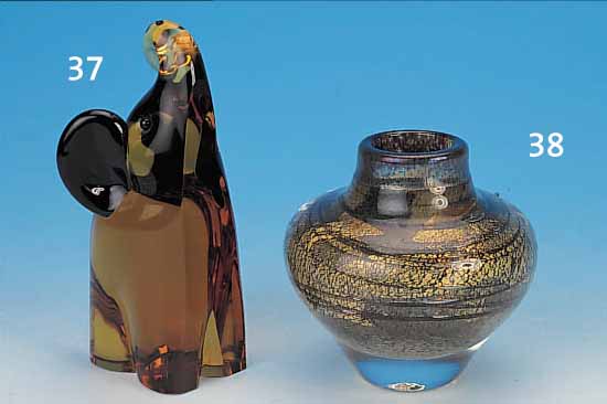 SKULPTUR, SIGN. ARCHIMEDE SEGUSO MURANO, BERNSTEINFARBENES GLAS, STEHENDER ELEFANT, H. CA. 17.5 CM
