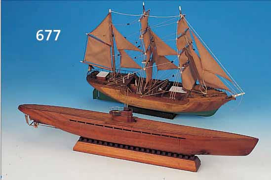 KONVOLUT AUS ZWEI MODELLBOOTEN, DEUTSCH, 60ER JAHRE, 1 X U-BOOT-MODELL AUS LEIMHOLZ, L. CA. 71 CM; 1 X DREIMASTER MIT VOLLER TAKELAGE, H. ...
