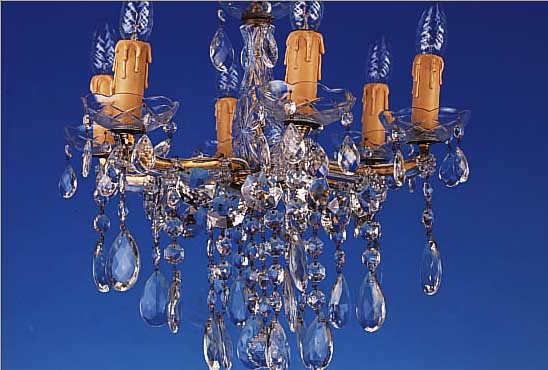 DECKENLEUCHTER, ITALIEN, 50ER JAHRE, GLASUMMANTELE METALLMONTUREN MIT REICHEM FACETTIERTEM GLASBEHANG, SECHS BRENNSTELLEN, D. CA. 46 ...