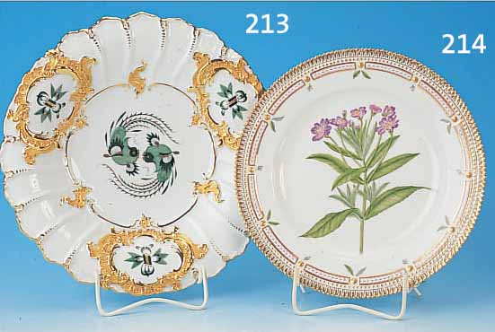 TELLER, KGL. KOPENHAGEN, FLORA DANICA, PORZELLAN, BUNT BEMALT, GEZACKTER GOLDRAND, D. CA. 25.5 CM