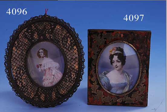 MINIATUR, WOHL FRANKREICH UM 1900/10, FEINE LUPENMALEREI, DARST. EINER HOCHHERR- SCHAFTLICHEN DAME IN GROßER GARDEROBE, LEBEN- DIGE ...