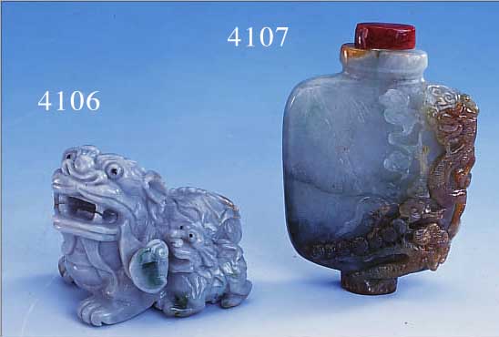 SNUFFBOTTLE AUS BURMAJADE, VERZ. M. BAMBUS,PINIEN UND DRACHENDARSTELLUNGEN, CA. 229 G, RELIEFIERT, H CA. 10 CM, JADE HELLGRüN-DUNKEL-GRüN UND ...