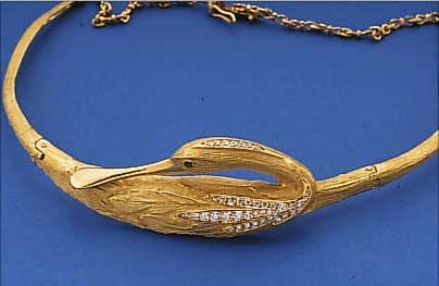 DESIGNER-HALSREIF "SCHWAN" M. BRILLANTEN U. SMARAGDEN, GG 750/000, TEILSTRUKTURIERT, 2 SMARAGDE ZUS. CA. 0.05 CT, CA. 41 BRILLANTEN ...