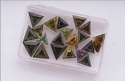 21 TURMALIN-TRIANGELN, ZUS. 54.35 CT, VERSCH. FARBEN UND GRößEN