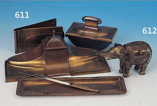 SCHREIBTISCHSET, DEUTSCH, WMF, 30ER JAHRE, MESSING, STILTYPISCHER PRäGEDEKOR, HAMMER- SCHLAGVERZIERUNG, BESTEHEND AUS: FEDERSCHALE, TINTENFASS, ...