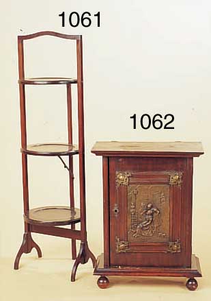 KUCHENSTäNDER, ENGLAND, UM 1900, MAHAGONI, DREI ABLAGEN, KLAPPBAR, H. CA. 90 CM