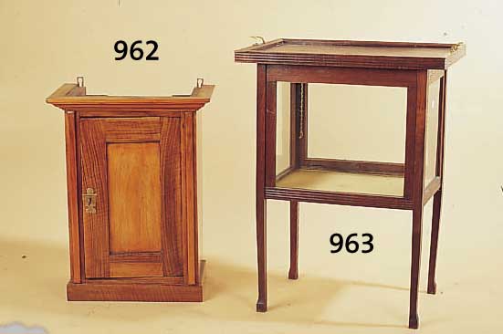 SCHAUVITRINE ALS BEISTELLTISCH, DEUTSCH, UM 1910, EICHE, VIERSEITIG VERGLAST, OBERE PLATTE ALS TABLETT ABNEHMBAR, CA. 76 X 57.5 X ...