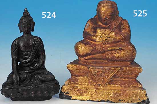 SKULPTUR EINES LOHAN, CHINA, UM 1900, BRONZE, RESTE ALTER VERGOLDUNG, AUF LOTOSSOCKEL SITZEND, H. CA. 12.5 CM