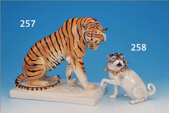 GROßE PORZELLANFIGUR, SCHWARZBURGER WERKSTäT- TEN, ENTWURF ARTHUR STORCH, UM 1918, SITZEN-DER TIGER, BUNT BEMALT, MONOGRAMMIERT, MODELL-NR. U1167, ...