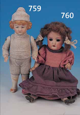 PUPPE, HEUBACH, UM 1905/10, BIKUITPORZELLAN,BUNTE BEMALUNG, KLEIDUNG AUFGERAUT ABGESETZT, H. 18 CM, L. ALTERSSP.