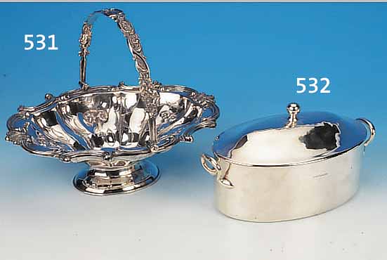 DECKELGEFäß, ENGLAND, UM 1820-30, METALL SCHWER VERSILBERT, SOG. HOTELSILBER, LEICHT VERBEULT, CA. 17,5 X 30 X 16 CM, BEZ.: ...