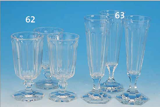 18 WEINGLäSER, SACHSEN, UM 1890, , FARBLOSES FACETTIERTES GLAS, FUß MIT EINGESTOCHENER LUFTBLASE, ZWEI BEST., H. JE CA. ...