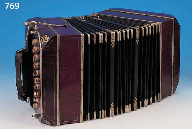 CONCERTINA, DEUTSCH, UM 1900-1910, SEITEN IN DURCHBRUCHSäGEARBEIT, KNöPFE MIT PERLMUTT BESETZT, EINE ECKENEMBLEM FEHLT, SONST ...