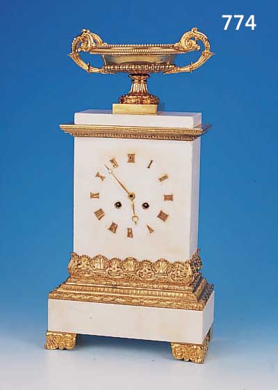 PENDULE, FRANKREICH UM 1840/50, WEIßES MAR- MORGEHäUSE, REICH VERZIERTE BRONZEAPPLIKEN IN ROCAILLEN- UND BLATTFORM, BEKRöNUNG EINES KEL-CHES MIT ...