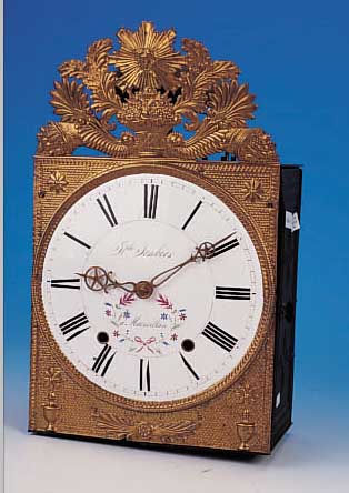 COMTOISE, FRANKR., UM 1840, 2-GETEILTE GE- PRäGTE MESSINGUMRANDUNG MIT UNTERER VERLäNGE- RUNG, IM GIEBEL MIT SONNE, PALMETTEN UND FRüCHTEN, ...