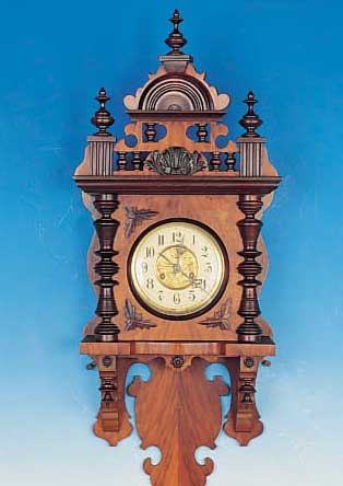 WANDUHR, JUNGHANS, UM 1900/10, SOG. FREI- SCHWINGER, VERZIERTES HOLZGEHäUSE, ORIG. AUF- SATZ, 3-SEITIG VERGLAST, FARBLICH GEFAßTES ...