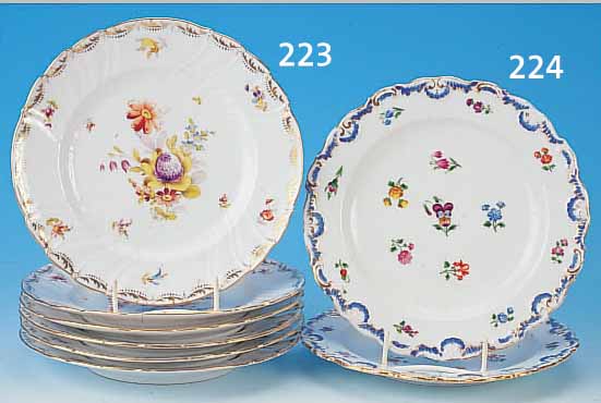 ZWEI TELLER, MEISSEN, UM 1850, PORZELLAN, RELIEFIERTER RAND MIT ROCAILLEN VERZIERT, BUNT BEMALT MIT STREUBLüMCHEN, D. 22 CM, ...
