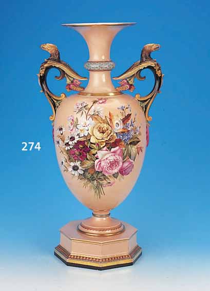 GROSSE FUSSVASE, KPM BERLIN, UM 1900, POR- ZELLAN, REICHE BUNTE BEMALUNG AUF ROSéFARBENEMGRUND, GROSSES AUSSERGEWöHNLICHES BOUQUET VON FEINER ...