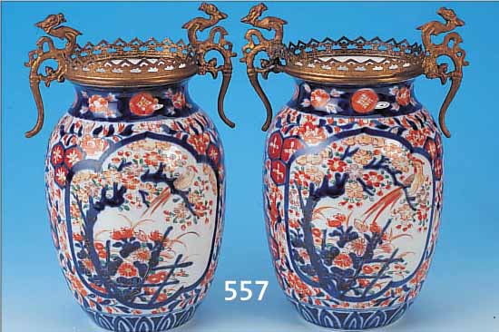 VASENPAAR, JAPAN, IMARI, 19. JH., PORZELLAN, REICHE BUNTE BEMALUNG, EISENROT, GRüN U. UNTERGLASURBLAU, METALLMONTUR MIT ...