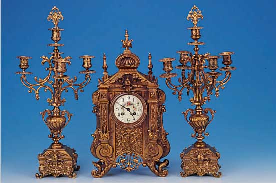 PENDULE MIT ZWEI BEISTELLERN, FRANKREICH, UM 1880, VERZIERTES MESSINGGUßGEHäUSE, HISTO- RISMUS, FLORALE BLATTORNAMENTIK, VOLUTENFüßE, IM ...
