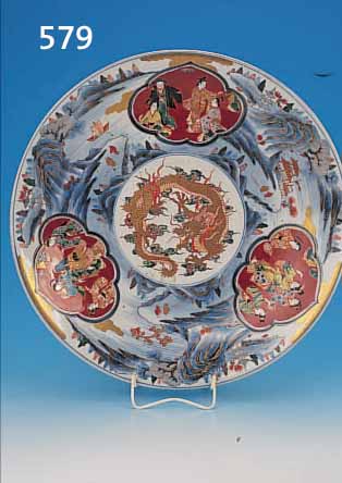 TELLER, JAPAN, IMARI, UM 1900, PORZELLAN, REICH BUNT BEMALT, MITTIG GROSSER DRACHE, IN DREI KARTUSCHEN PERSONENSTAFFAGEN, UMLAUFEND ...