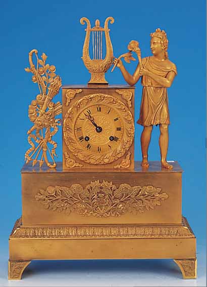 PENDULE, FRANKREICH, UM 1820/30, VERZIERTES BRONZEGEHäUSE Z.T. FEUERVERGOLDET, IM UNTEREN SOCKEL MIT UMLAUFENDEN BLATTORNAMENTEN, FLORALVERZIERTE ...