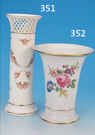 VASE, MAX ROESLER, 20ER J., FEINSTEINGUT, LITHOGR. ROSENDEKOR, RAND IN KORBGEFLECHT, GOLDSTAFFAGE, DIESE BER., H. 23,5 CM